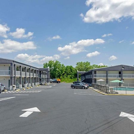 Suburban Studios Verona - Staunton North Екстер'єр фото