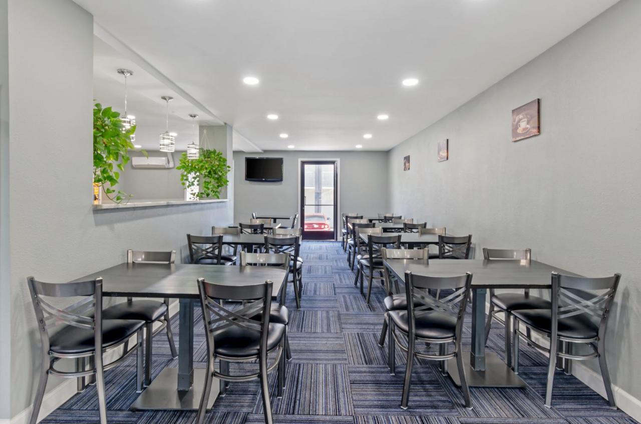 Suburban Studios Verona - Staunton North Екстер'єр фото