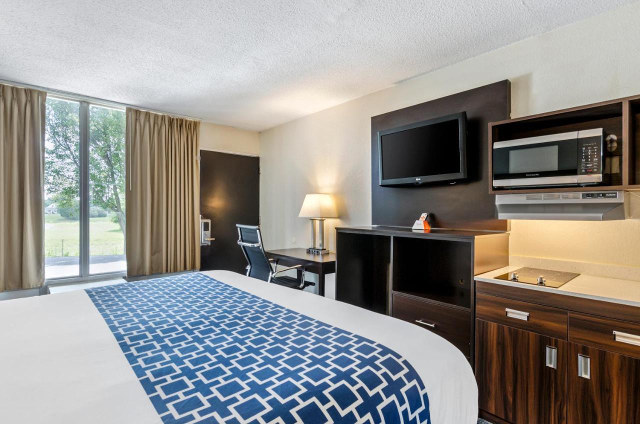Suburban Studios Verona - Staunton North Екстер'єр фото