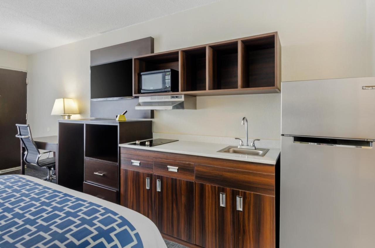 Suburban Studios Verona - Staunton North Екстер'єр фото
