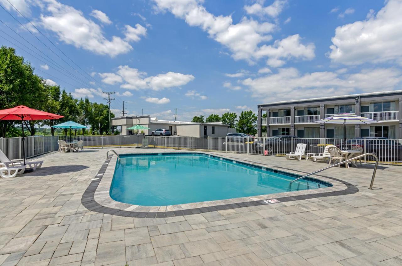 Suburban Studios Verona - Staunton North Екстер'єр фото