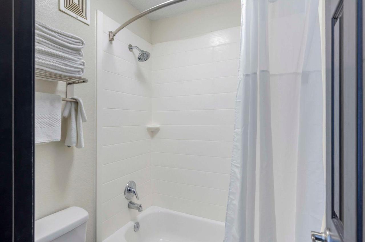 Suburban Studios Verona - Staunton North Екстер'єр фото