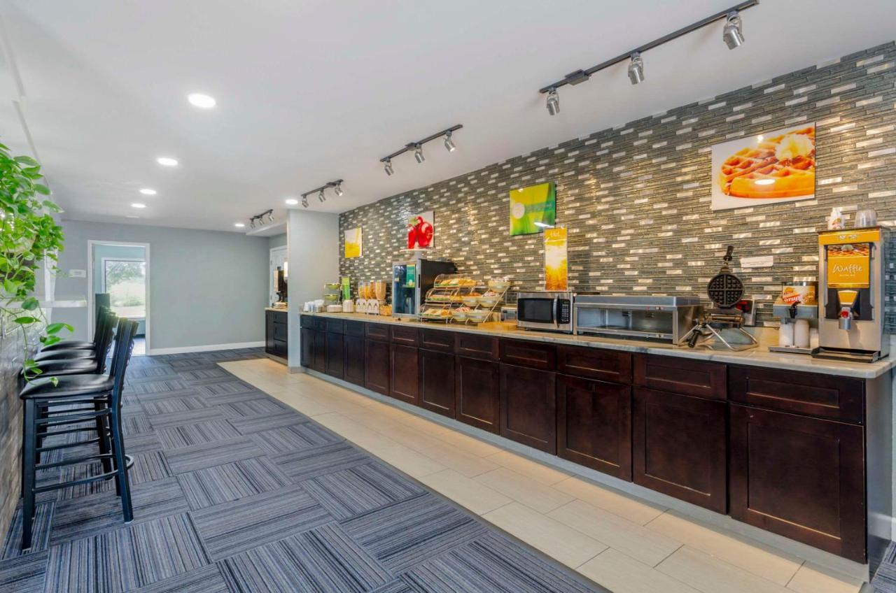 Suburban Studios Verona - Staunton North Екстер'єр фото