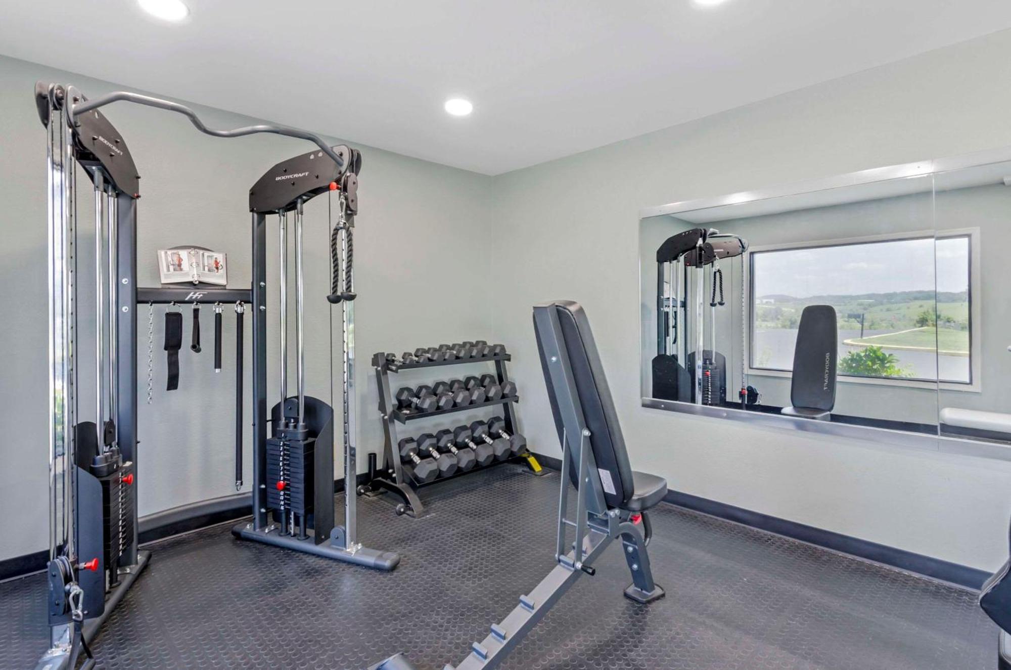 Suburban Studios Verona - Staunton North Екстер'єр фото