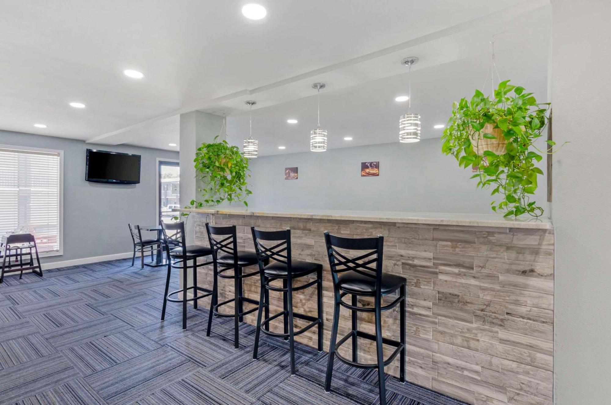 Suburban Studios Verona - Staunton North Екстер'єр фото